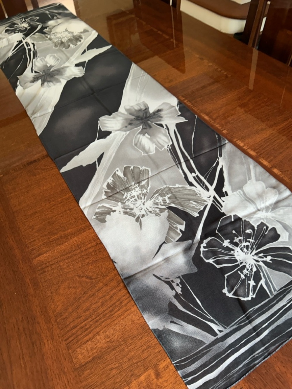 Jones New York Black and White Floral Scarf Wrap 15“ x 60“ made in Italy